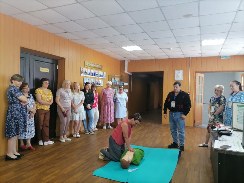 Обучение приемам оказания первой помощи.